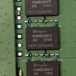 Chips de memoria DRAM SK Hynix en una placa de circuito, símbolo de la escasez de RAM provocada por la demanda de IA