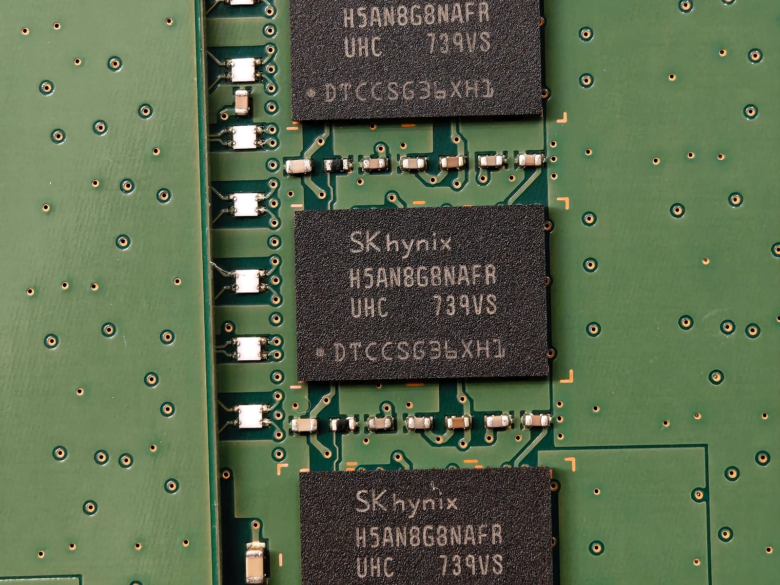 Chips de memoria DRAM SK Hynix en una placa de circuito, símbolo de la escasez de RAM provocada por la demanda de IA