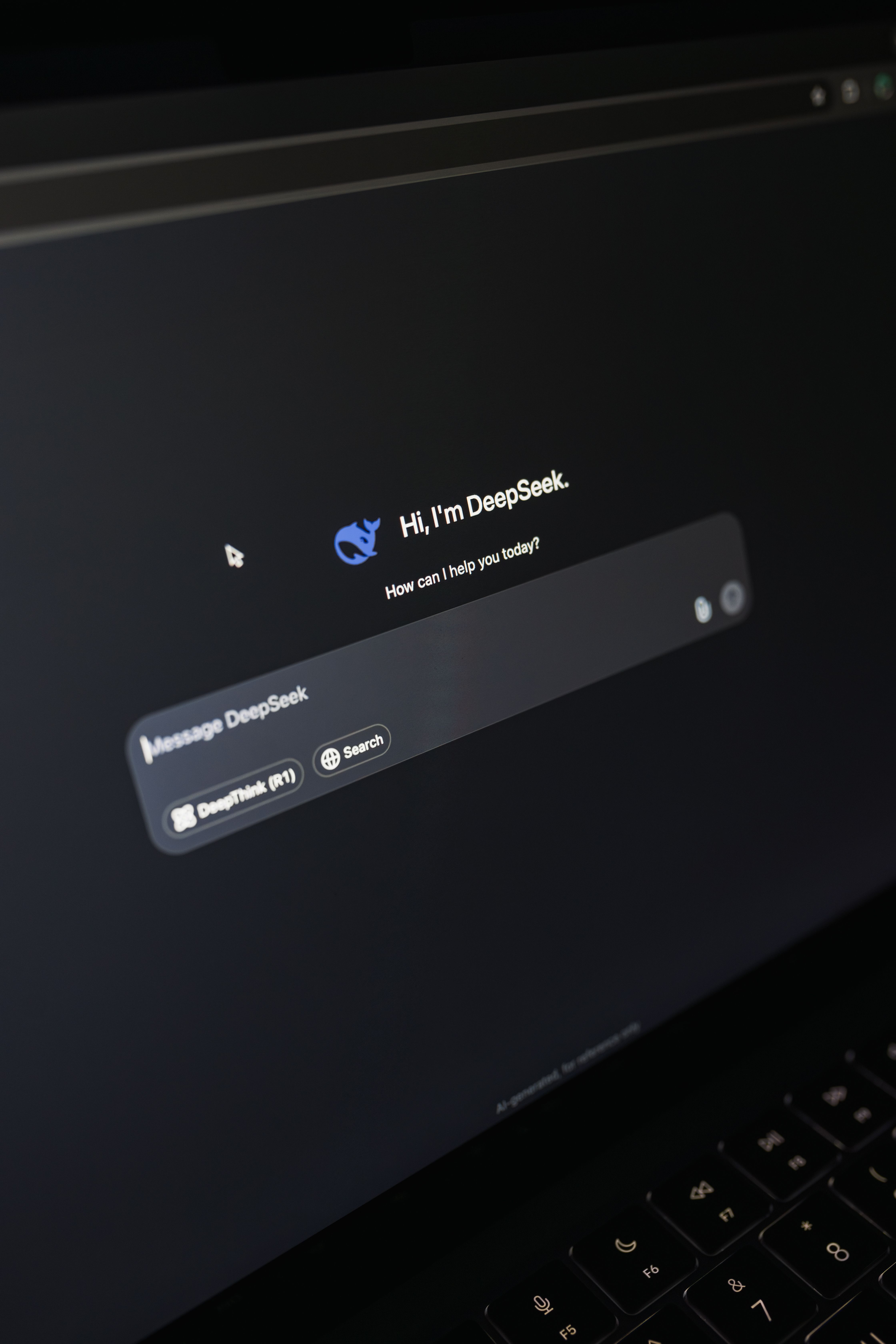 Interfaz de un chatbot de inteligencia artificial en la pantalla de un portátil, ilustrando el GEO