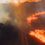 Vista aérea de un incendio forestal, ejemplo de monitorización por satélite