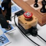 Interruptor rojo de un sistema de inteligencia artificial, simbolizando el freno y el control sobre la IA