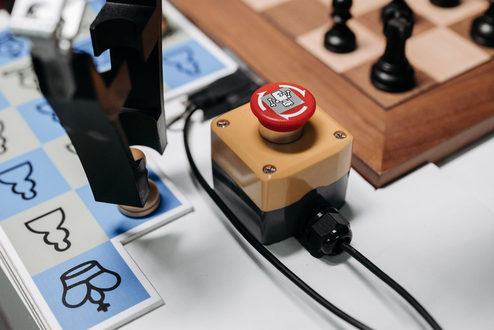 Interruptor rojo de un sistema de inteligencia artificial, simbolizando el freno y el control sobre la IA