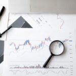 Lupa sobre documentos, simbolizando la verificación de datos y OSINT