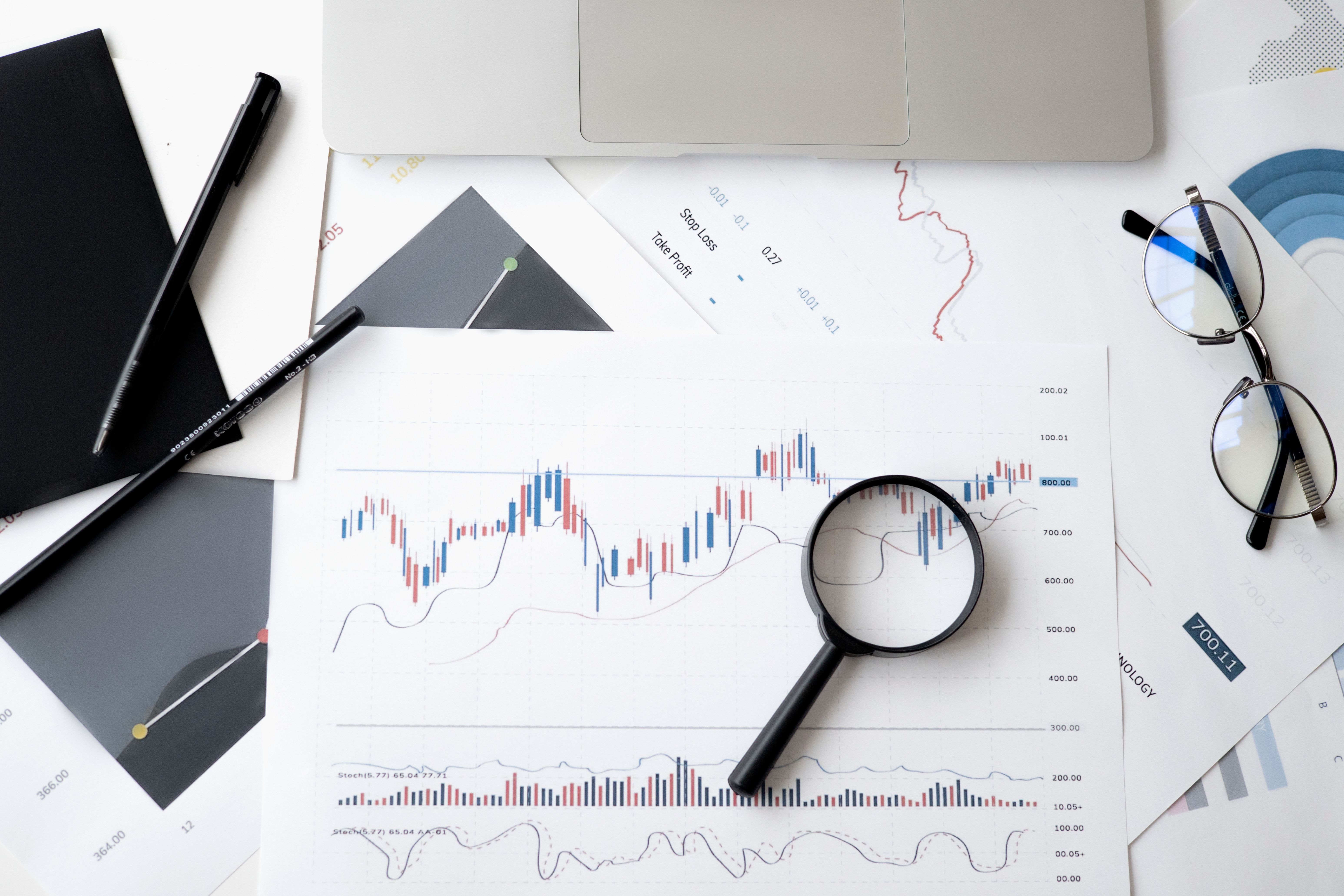 Lupa sobre documentos, simbolizando la verificación de datos y OSINT