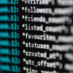 Código en pantalla representando ciberseguridad y agentes de IA autónomos