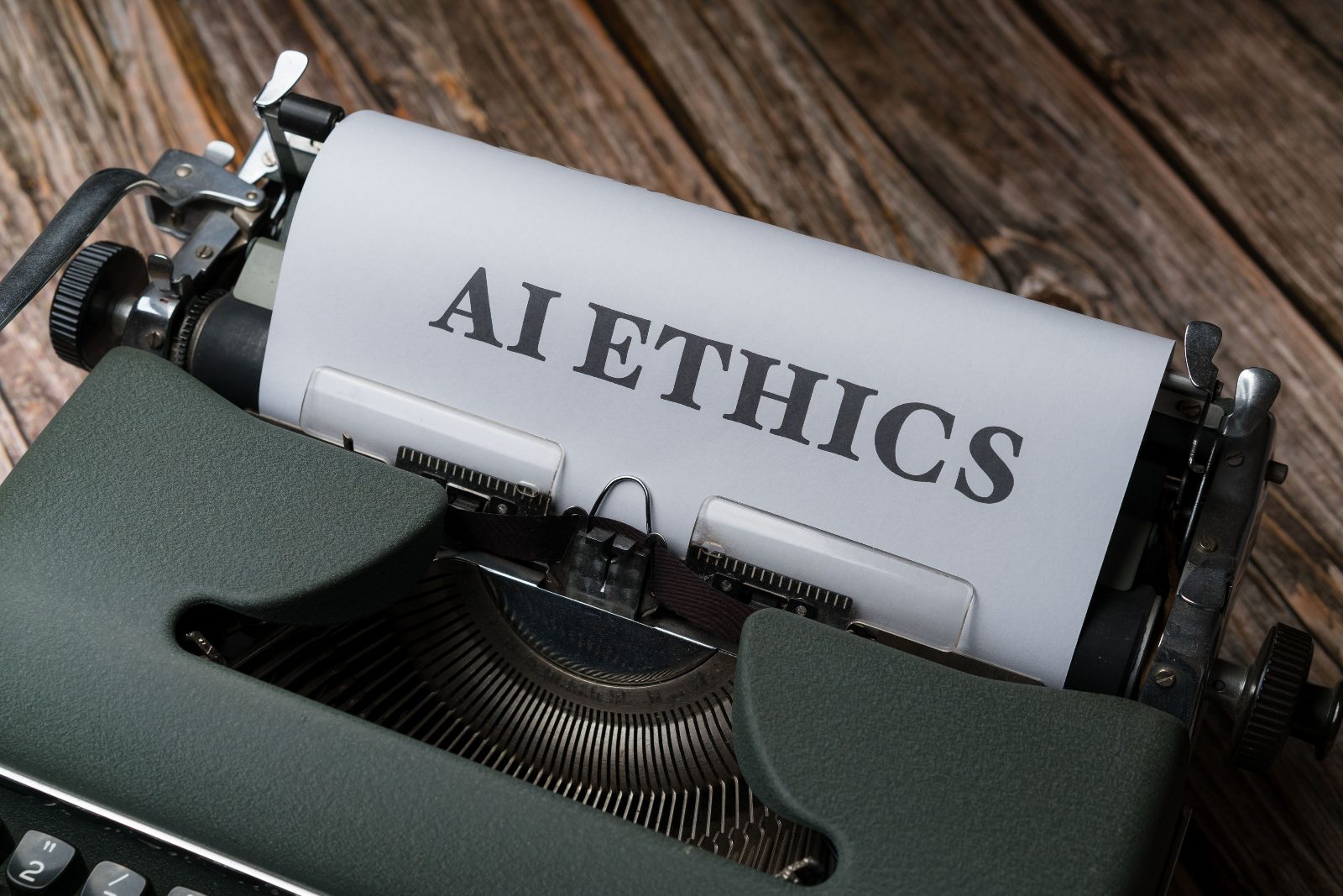 Máquina de escribir con la palabra Ethics - regulación AI Act España 2026