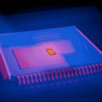 Microchip con colores de mapa de calor representando el coste de inferencia de los modelos de IA