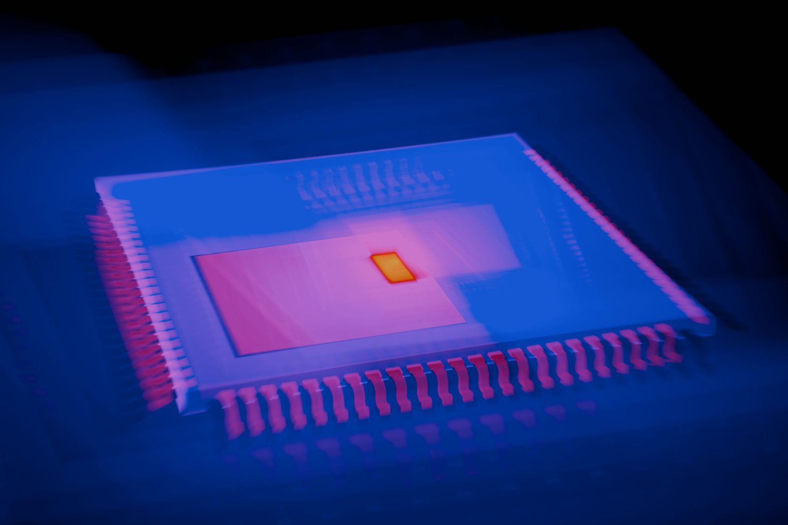 Microchip con colores de mapa de calor representando el coste de inferencia de los modelos de IA