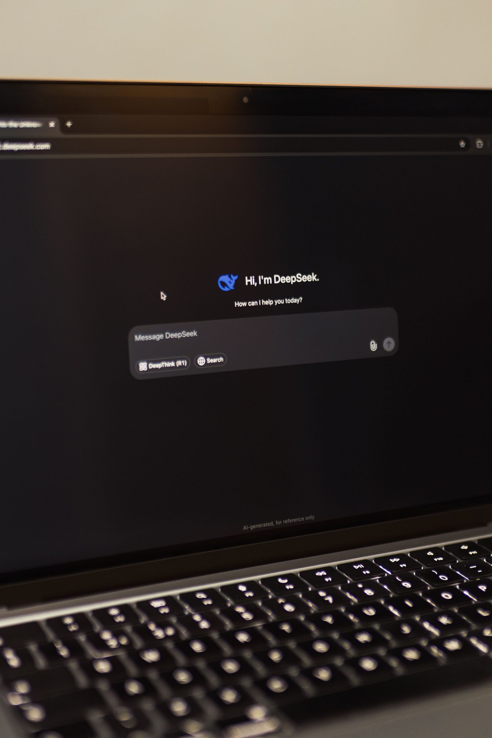 Interfaz de inteligencia artificial en pantalla de ordenador - búsqueda fragmentada 2026