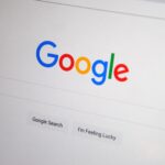 Pantalla de portátil mostrando resultados de búsqueda de Google con IA generativa, representando el impacto de los AI Overviews en el tráfico web