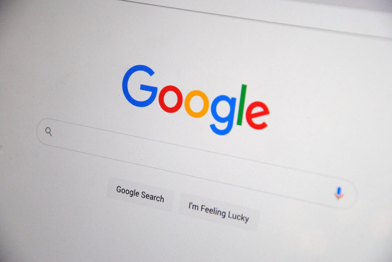 Pantalla de portátil mostrando resultados de búsqueda de Google con IA generativa, representando el impacto de los AI Overviews en el tráfico web