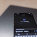 Pantalla de smartphone con interfaz de asistente de voz con IA para empresas
