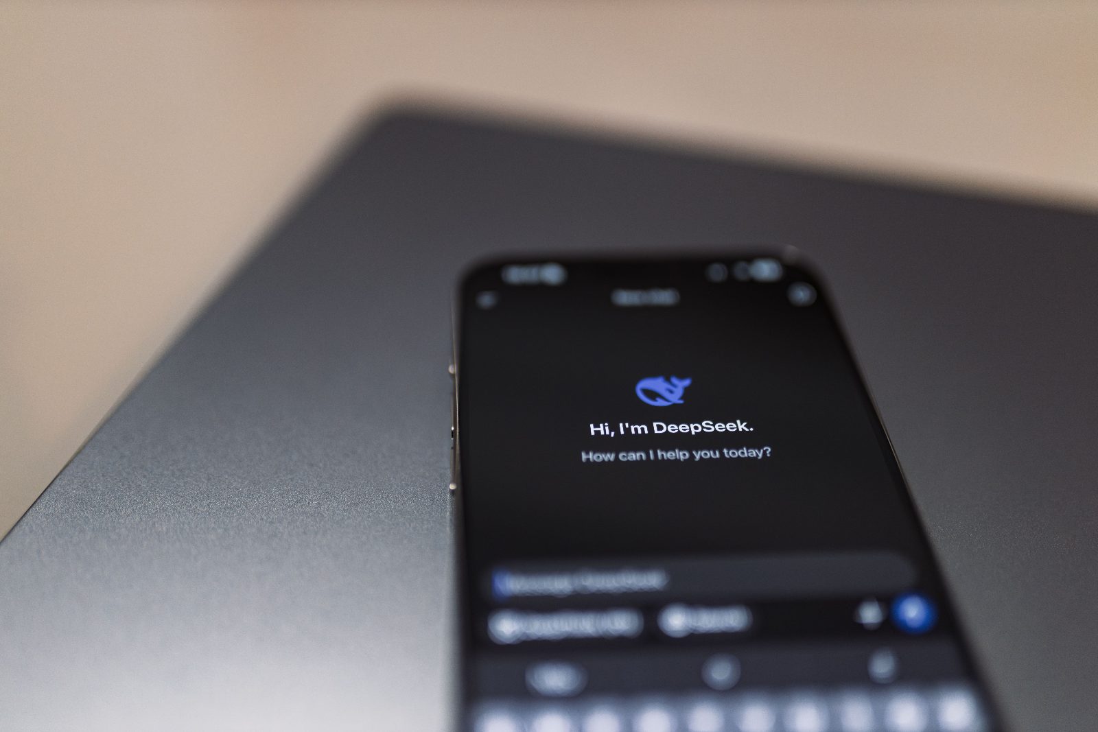 Pantalla de smartphone con interfaz de asistente de voz con IA para empresas