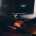Hacker en pantalla oscura representando ciberataques ransomware en empresas españolas