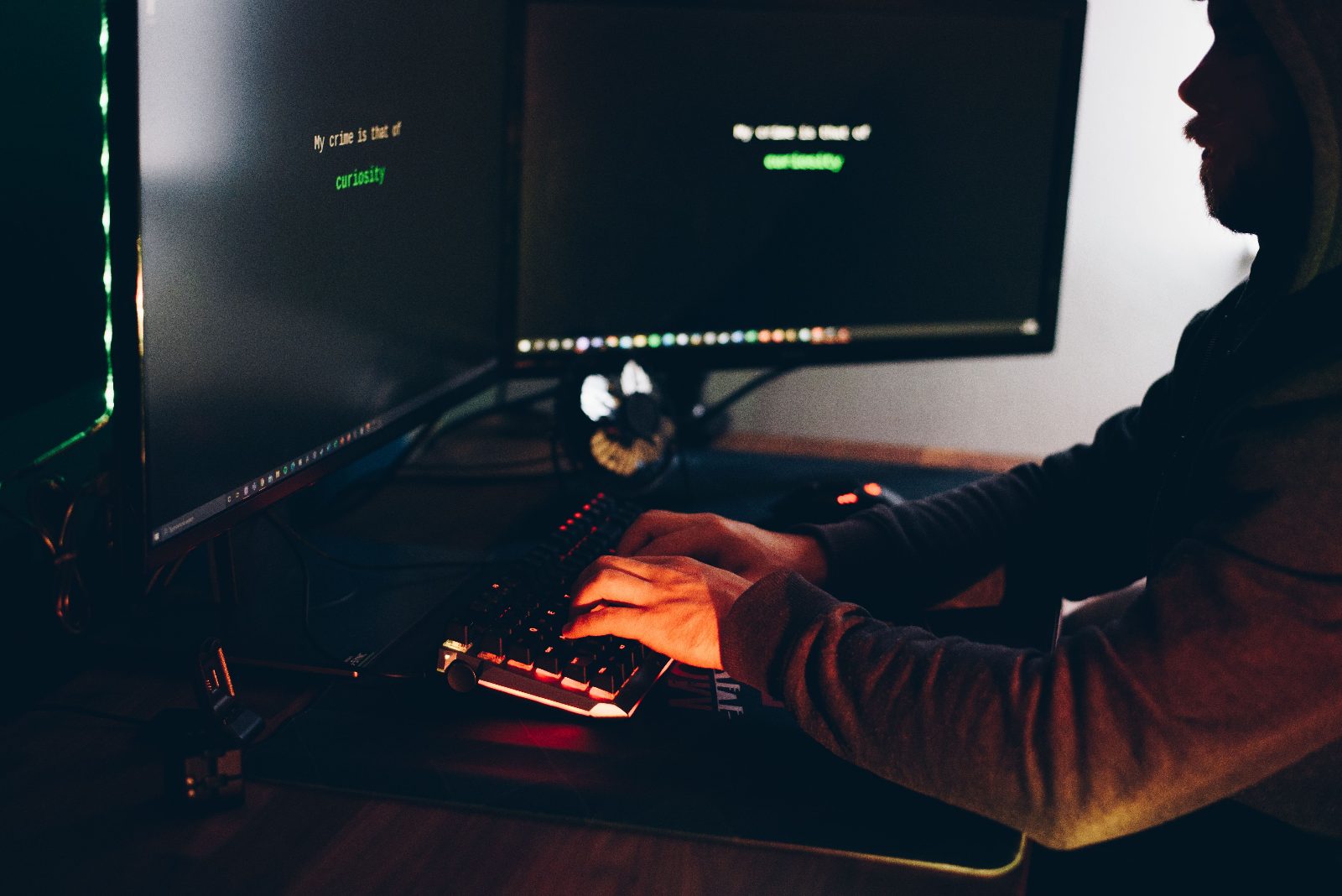 Hacker en pantalla oscura representando ciberataques ransomware en empresas españolas
