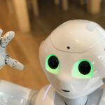 Robot blanco simbolizando la inteligencia artificial y la nueva ley de transparencia en empresas