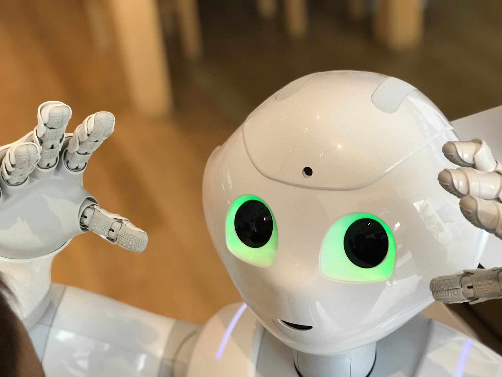 Robot blanco simbolizando la inteligencia artificial y la nueva ley de transparencia en empresas