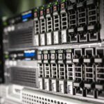 Rack de servidores en un centro de datos moderno usado para infraestructura de inteligencia artificial