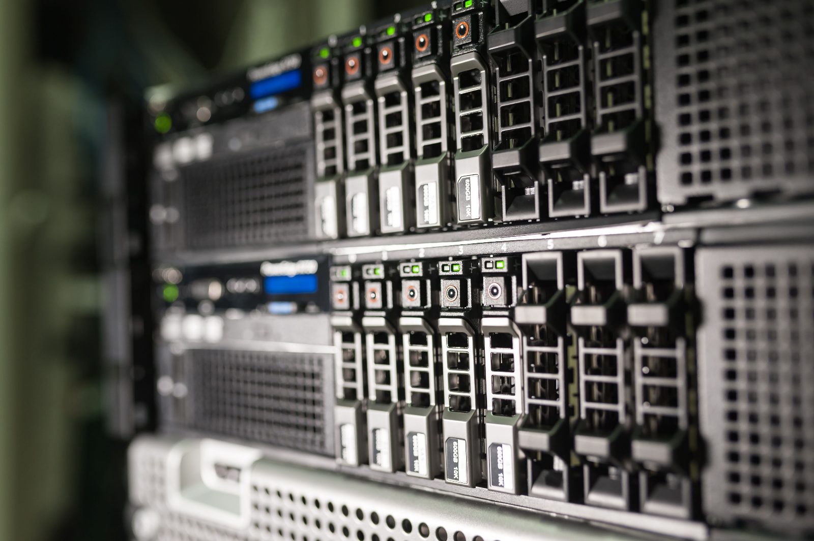Rack de servidores en un centro de datos moderno usado para infraestructura de inteligencia artificial