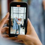 Persona grabando vídeo de producto para TikTok Shop, social commerce en España 2026
