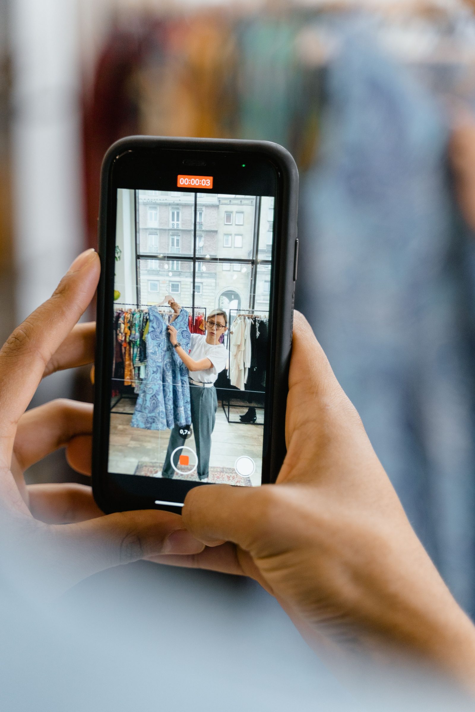 Persona grabando vídeo de producto para TikTok Shop, social commerce en España 2026