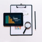 Gráficos de datos y análisis bursátil representando la caída de tráfico web desde Google