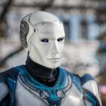 Robot humanoide representando un agente de inteligencia artificial autónomo trabajando en una empresa