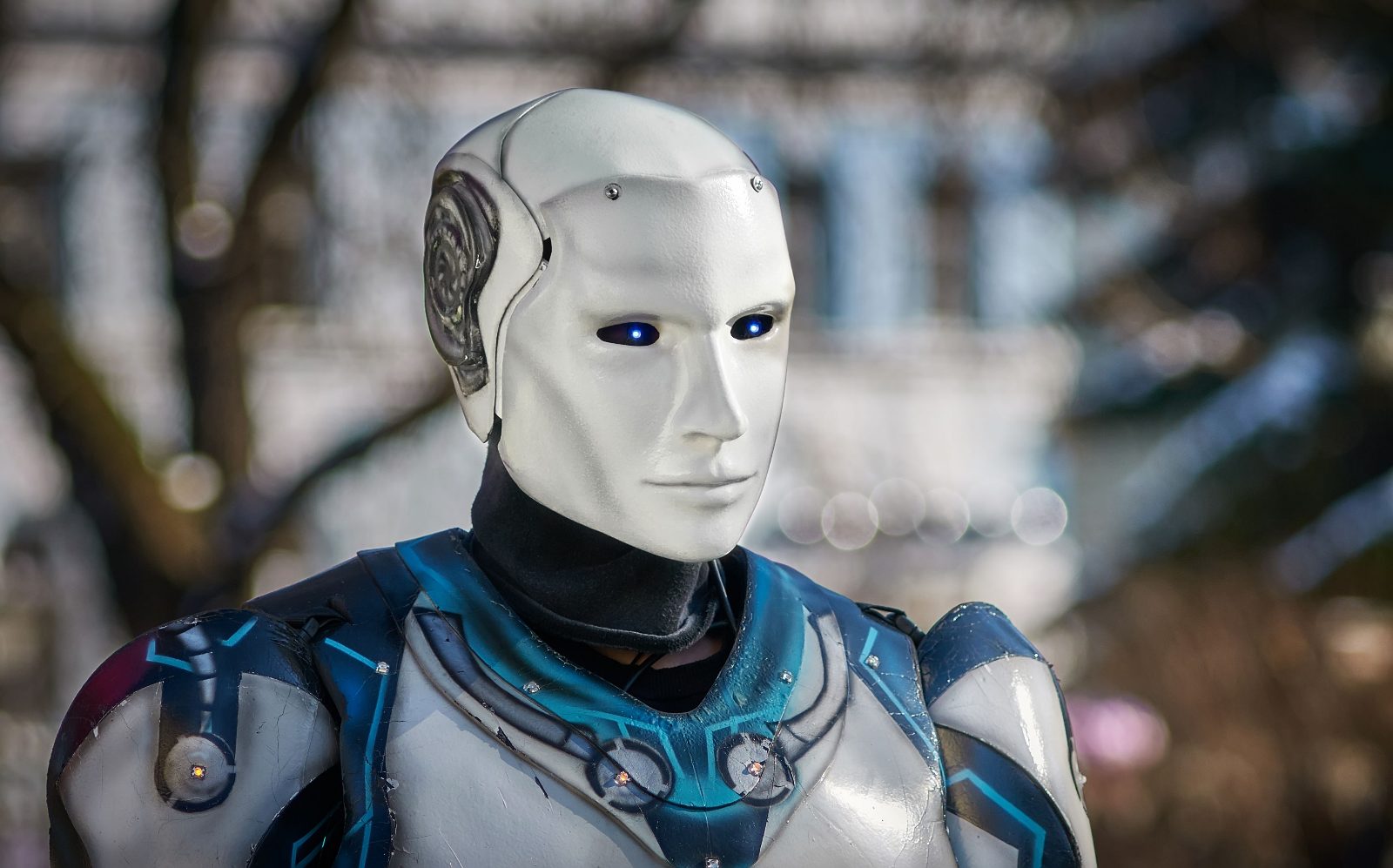 Robot humanoide representando un agente de inteligencia artificial autónomo trabajando en una empresa