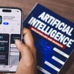 Agente de inteligencia artificial en pantalla de smartphone, representando la automatización de ventas con IA en 2026