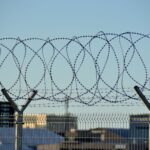 Valla perimetral con alambre de espino simbolizando la presión en la frontera de Ceuta