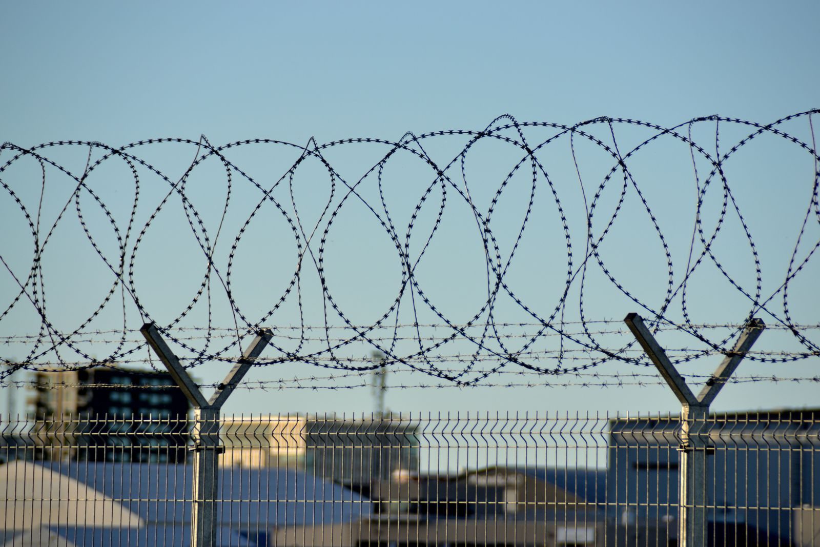 Valla perimetral con alambre de espino simbolizando la presión en la frontera de Ceuta