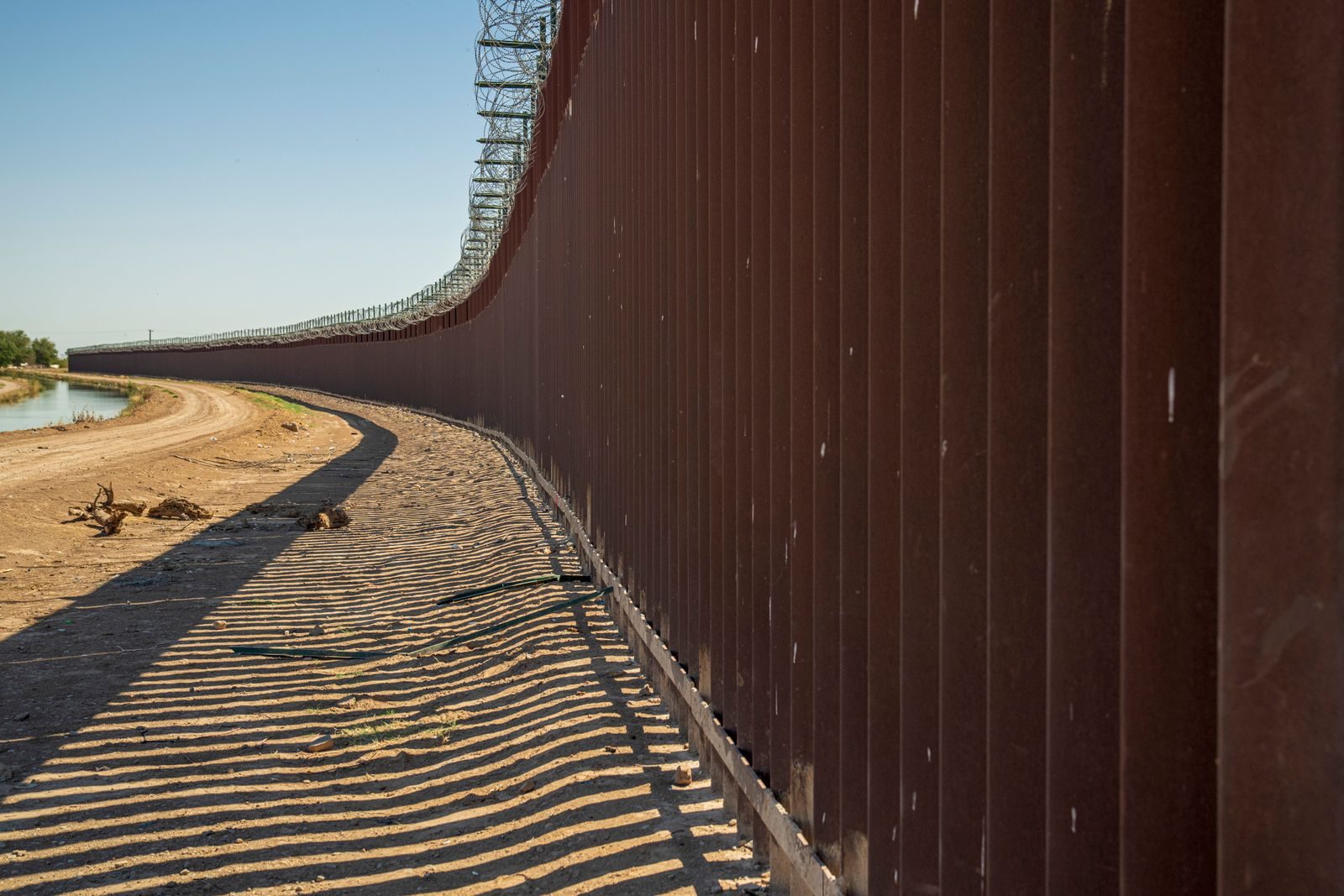 Valla fronteriza y vigilancia en la frontera sur española
