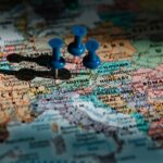 Mapa con chinchetas azules sobre Europa — cartografía geopolítica y disputas territoriales