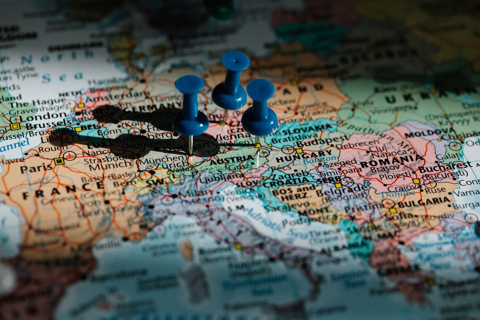 Mapa con chinchetas azules sobre Europa — cartografía geopolítica y disputas territoriales