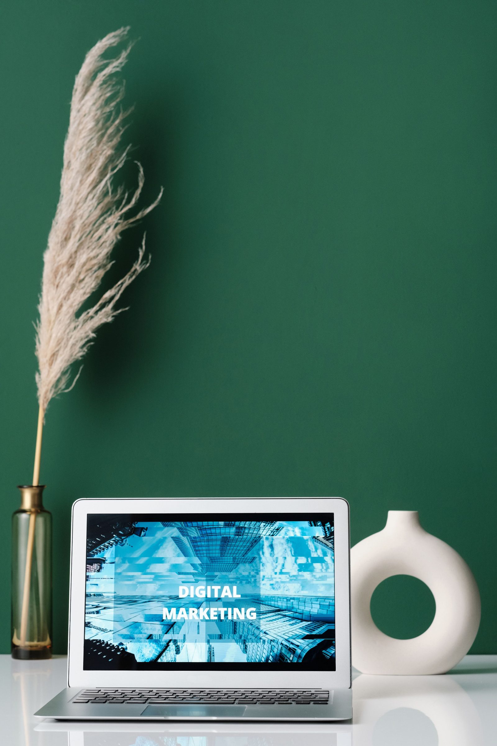 Laptop con pantalla de marketing digital - Google Ads AI Max migración septiembre 2026