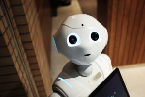 Robot industrial representando la automatización con IA en entornos empresariales